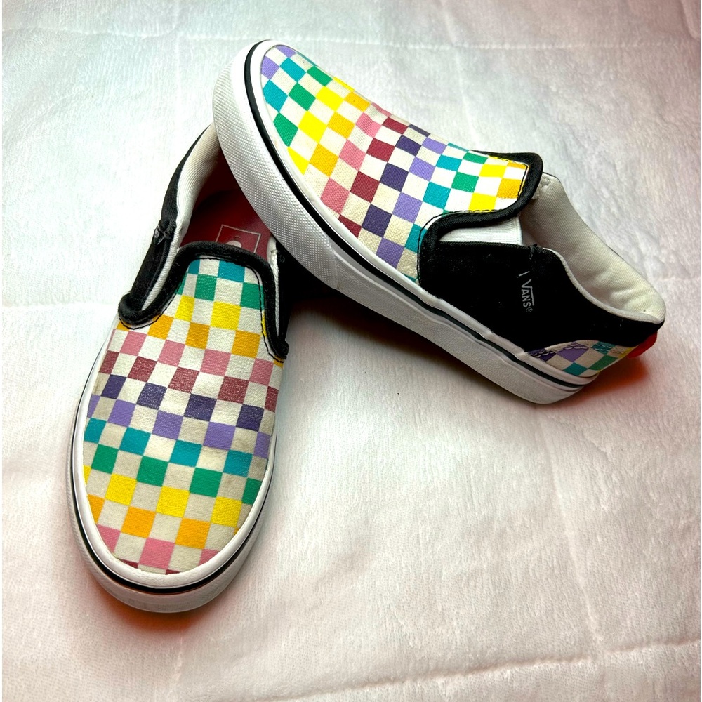 Vans Kids size 1 Asher Rainbow checkered Slip On Sneaker